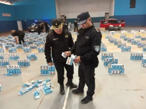 La Policía arrestó a dos contrabandistas brasileños, incautó $215 millones en cigarrillos y secuestró tres vehículos
