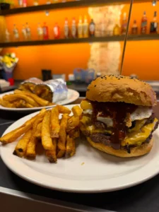 Terapia: el nuevo espacio gastronómico que apuesta a convertir una salida en una experiencia en Oberá