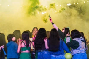 Alem se llenó de ritmo y color con el desfile de la Estudiantina 2026