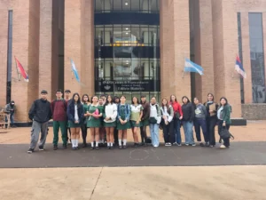 Jóvenes que descubren el valor de conocer sus instituciones