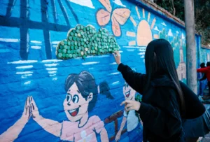 Alumnos del primario convirtieron tapitas plásticas en arte urbano