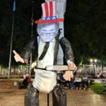 Quema de muñeco y repudio cultural popular en Posadas ante la llegada de Javier Milei a Misiones