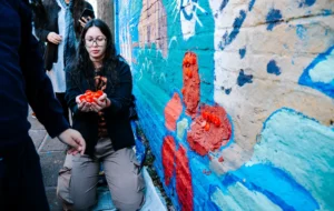 Alumnos del primario convirtieron tapitas plásticas en arte urbano