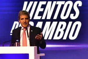 La incertidumbre económica cayó 22,9% y tocó el nivel más bajo de los últimos dos años