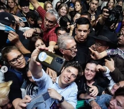 ¡Impresionante Misiones! Gracias por el cariño, el entusiasmo y las ganas de construir una Argentina distinta y un camino que signifique más producción, federalismo y soberanía para nuestro pueblo", dijo Kicillof.
