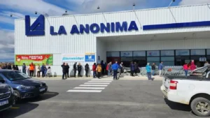 La Anónima enfrenta pérdidas de $41.000 millones por la mora en sus tarjetas