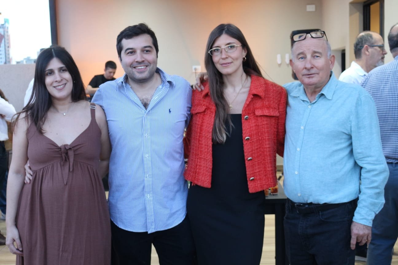 De izquierda a derecha: Valentina Buosi y Gustavo Wurfel, Mariana Wurfel y el papá Wurfel